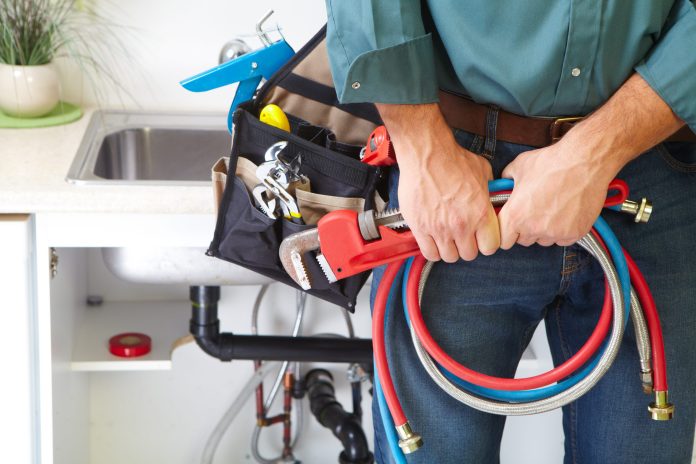 How to Call a Plumber From the Housing Office in Boca Raton